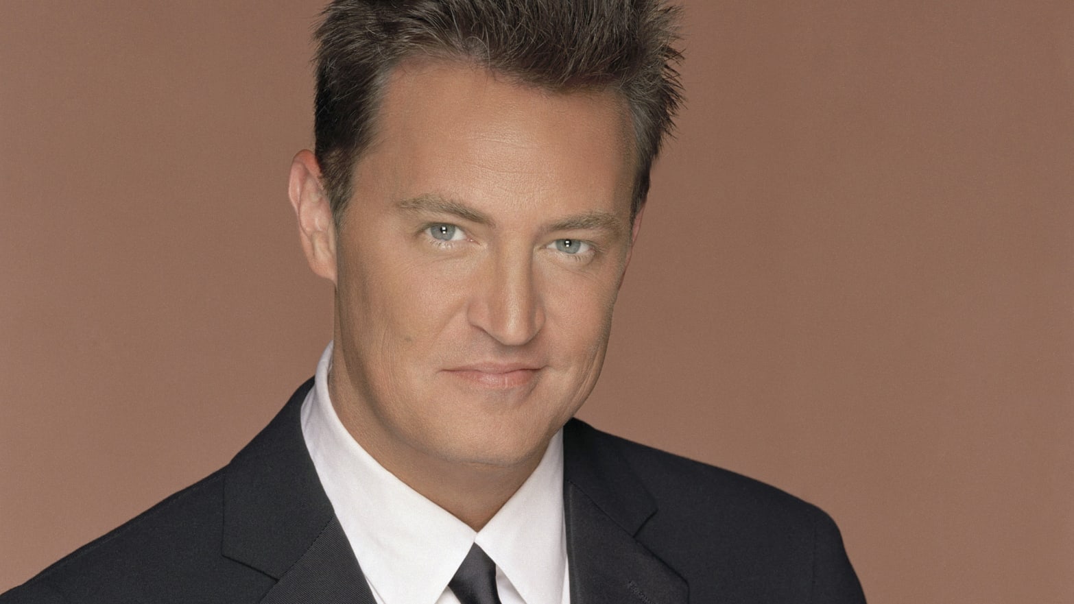 È morto Matthew Perry, il sarcastico Chandler di Friends